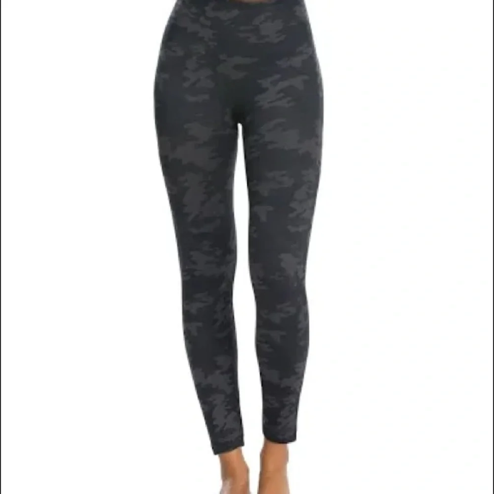 NWT SPANX Look at Me Now Seamless Camo Leggings Size: small (2-4)